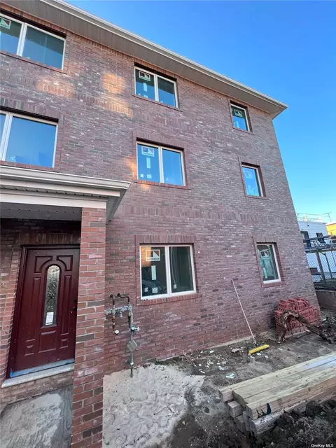 10-06 127 St, College Point, NY 11356