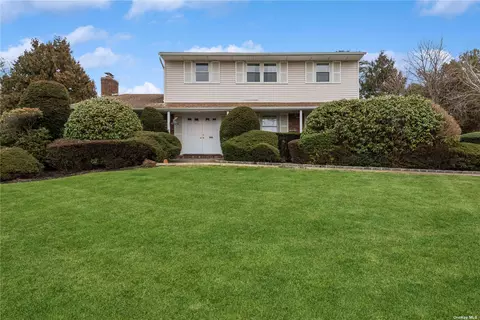 300 Cameo Dr, Massapequa, NY 11758