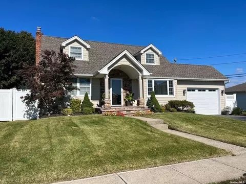 545 Mansfield Ave, Levittown, NY 11756