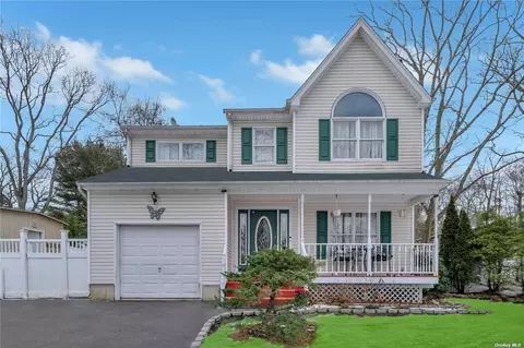 1 Birch Rd, Rocky Point, NY 11778