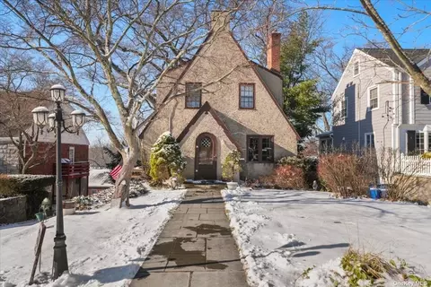 211 Park Dr, Eastchester, NY 10709