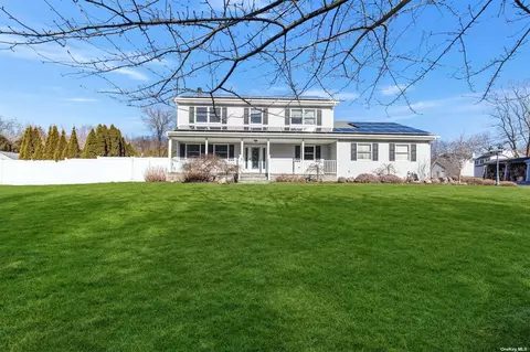 1 Meadow Ln, Rocky Point, NY 11778
