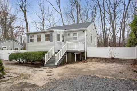 63 Eight Bells Rd, Riverhead, NY 11901