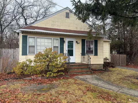 697 Horseblock Rd, Farmingville, NY 11738