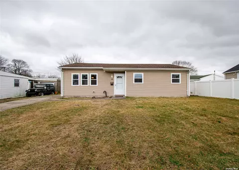20 W Somerset Rd, Amityville, NY 11701