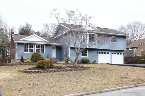 5 Rolling Hills Dr, Ridge, NY 11961