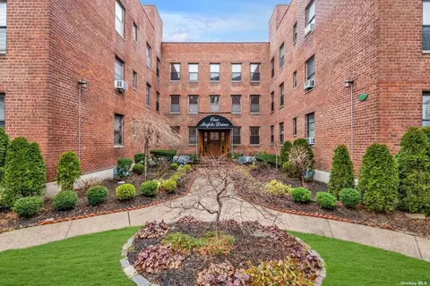1 Maple Dr #3J, Great Neck, NY 11021