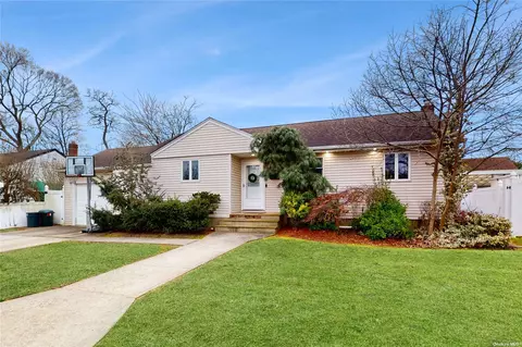 12 Wendy Ln, Massapequa Park, NY 11762