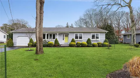 25 Landing Ln, East Quogue, NY 11942