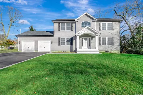 45 Chester St, Lake Grove, NY 11755