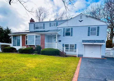 12 Norgate Dr, Sayville, NY 11782