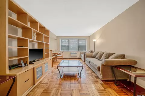 61 Maine Ave #D5, Rockville Centre, NY 11570