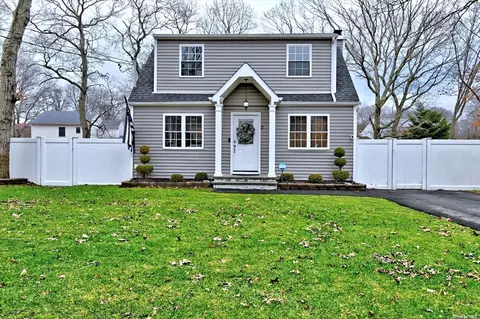 3 Avenue A, Holbrook, NY 11741
