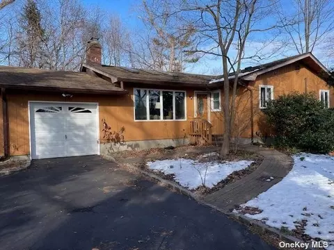 8 Devon Pl, Northport, NY 11768