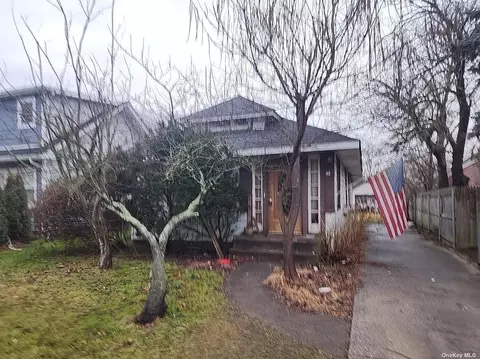 42 E Hamilton Ave, Massapequa, NY 11758