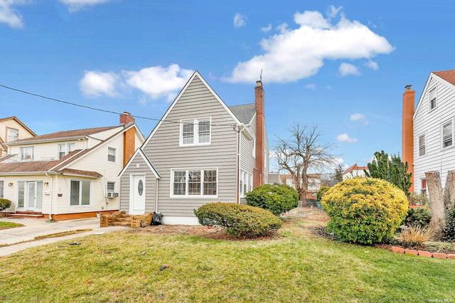 137-25 224th St, Laurelton, NY 11413