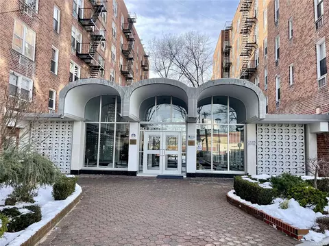 54-40 Little Neck Pky Pkwy #6U, Little Neck, NY 11362