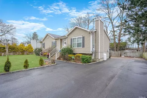 83 Whittier Dr, Mastic Beach, NY 11951