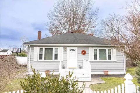 14 Pinelawn Ave, Farmingville, NY 11738