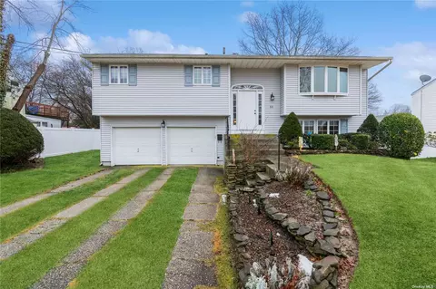 11 Roslyn Ct, Patchogue, NY 11772