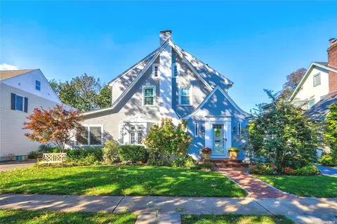25 Yorkshire Rd, Rockville Centre, NY 11570