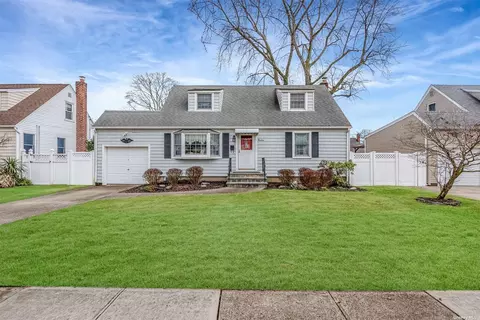 19 Kent Ln, Farmingdale, NY 11735