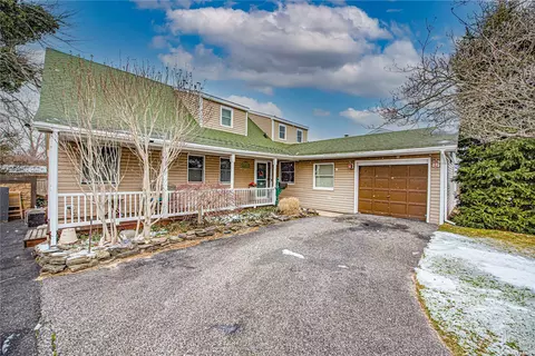 209 Sandpiper Ln, West Babylon, NY 11704