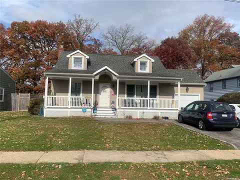 17 N Parkview Cir, Bethpage, NY 11714