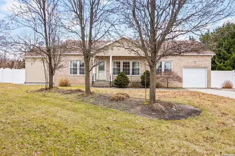 9 Liberty Pl, Coram, NY 11727