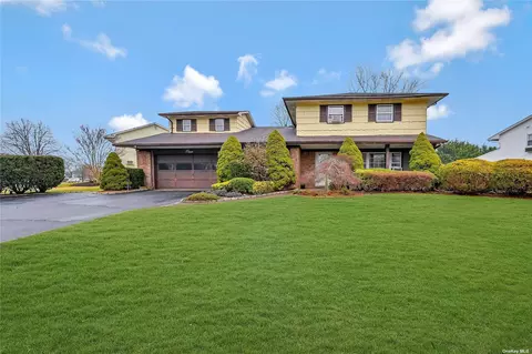 3 Carnegie Dr, Smithtown, NY 11787
