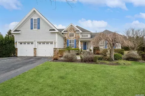 127 Chris Sundrop Ct, Riverhead, NY 11901