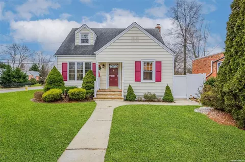 2 Meadow Rd, Kings Park, NY 11754
