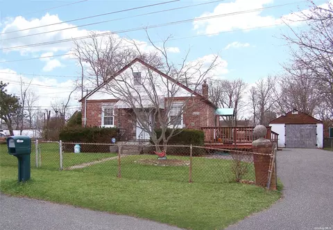120 Pinewood Ave, Central Islip, NY 11722