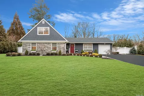 101 River Heights Dr, Smithtown, NY 11787