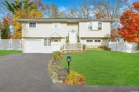 15 Lantern St, Huntington, NY 11743