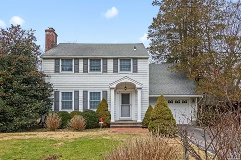 3 Youngs Ln, Setauket, NY 11733
