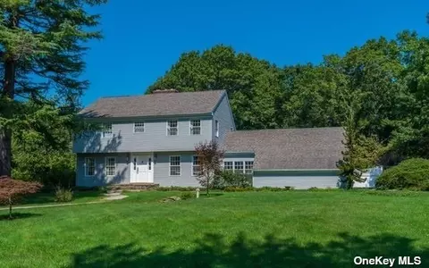 15 Bobs Ln, Setauket, NY 11733