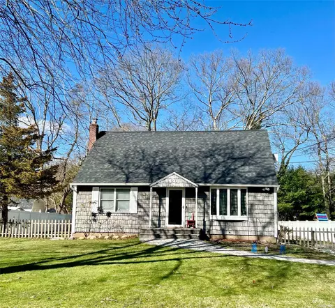 26 New Ln, Selden, NY 11784