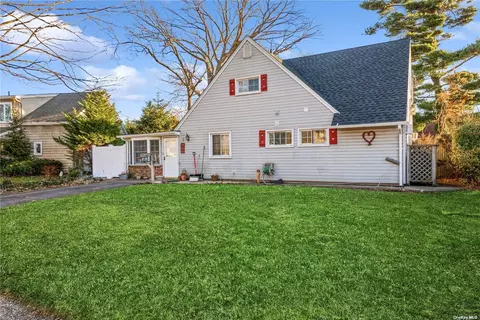 11 Cloister Ln, Hicksville, NY 11801