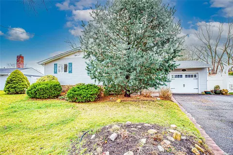 20 Sharon Ln, Deer Park, NY 11729