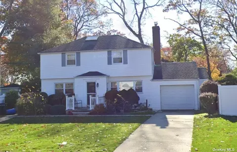 31 W Loines Ave, Merrick, NY 11566