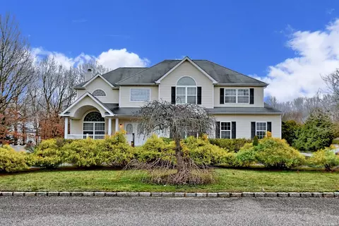 15 Savanna Cir, Mount Sinai, NY 11766
