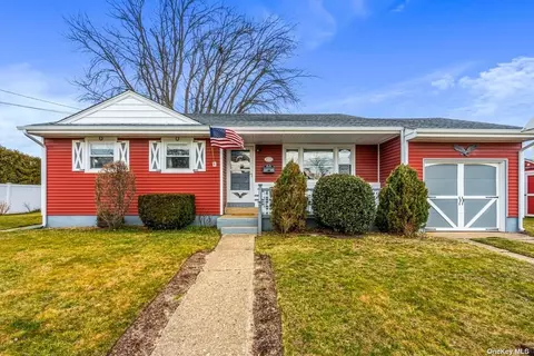 40 Prairie Ln, Lindenhurst, NY 11757
