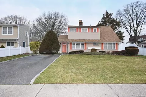 57 Market Ln, Levittown, NY 11756