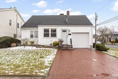 501 Oxford Rd, Cedarhurst, NY 11516