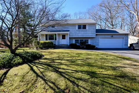 26 Yaphank Ave, Brookhaven, NY 11719
