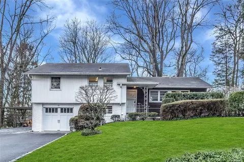 10 Orchard Ln, Sea Cliff, NY 11579