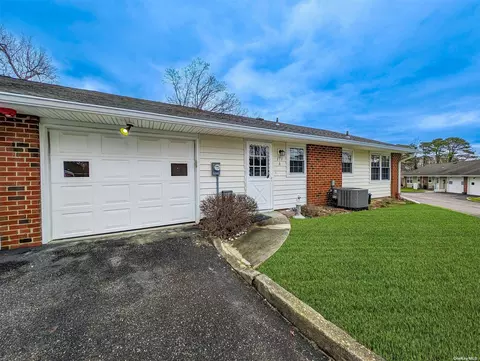 173 Ventry Ct # A, Ridge, NY 11961