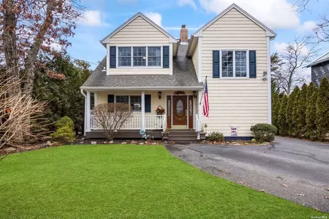 8 S River Rd, Calverton, NY 11933