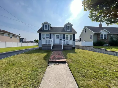 24 Annuskemunnica Rd, Babylon, NY 11702